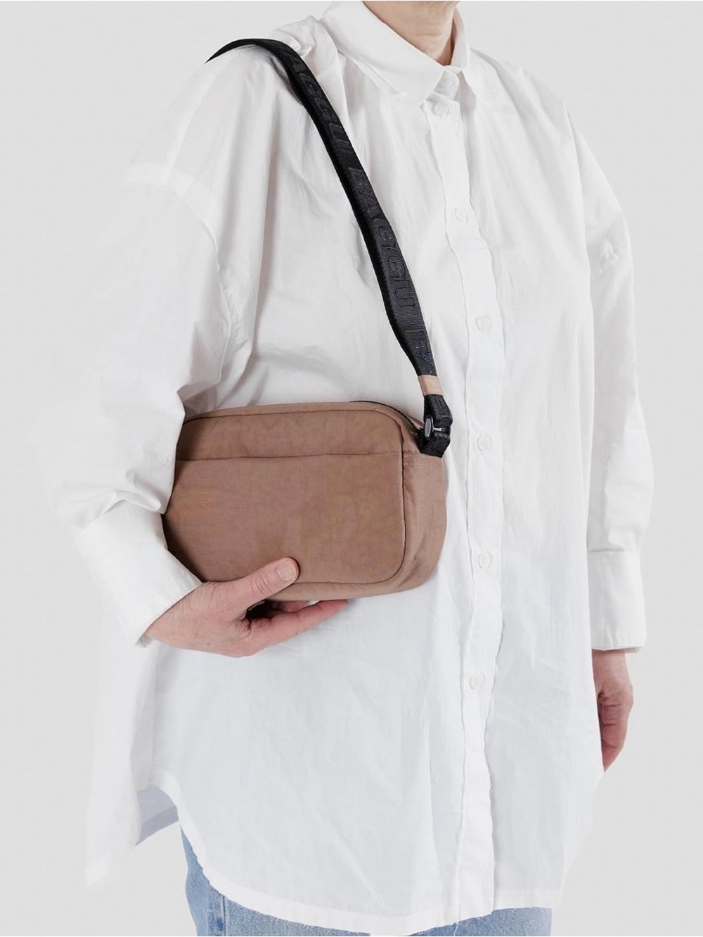 BAGGU Tan Crossbody Belt Bag with Black Logo Strap - Picture 2 of 2